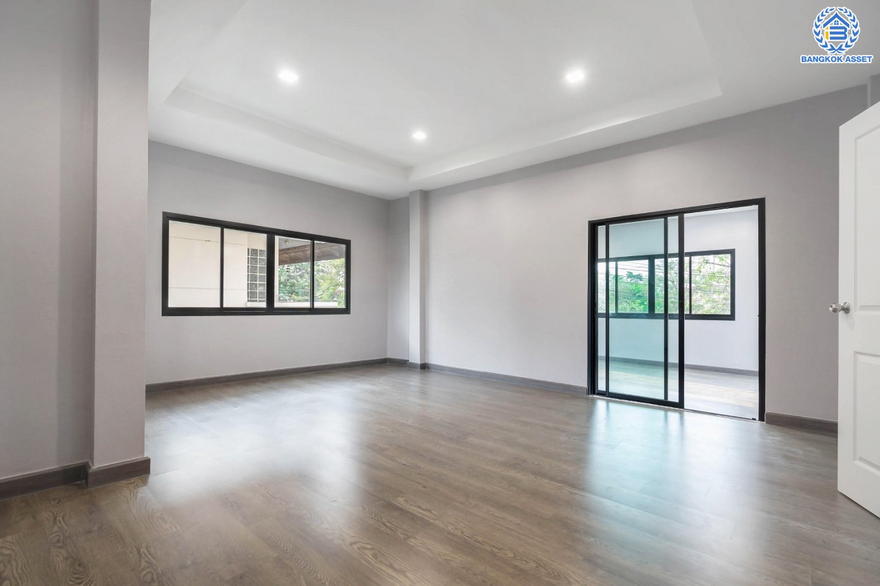 บ้านมือสองตกแต่งใหม่ ม.กฤษดานคร18 บรมราชชนนี เนื้อที่ 125 ตร.ว. บนพื้นที่ใช้สอยมากถึง 353 ตร.ม. อีกระดับของฟังก์ชัน 4 ห้องนอน 4 ห้องน้ำ 1 ห้องอเนกประสงค์ 1 ห้องแม่บ้าน จอดรถได้ 2 คัน บรรยากาศสุด Private บนทำเลศักยภาพเชื่อมต่อหลายเส้นทาง ใกล้เซ็นทรัลปิ่นเกล้า ม.มหิดล และทางด่วน "กาญจนาภิเษก"...